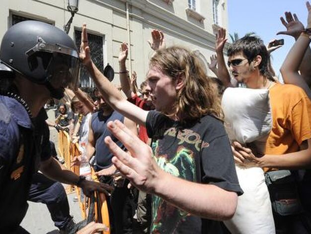 La carga policial contra los 'indignados' de Valencia, en im&aacute;genes

Foto: EFE