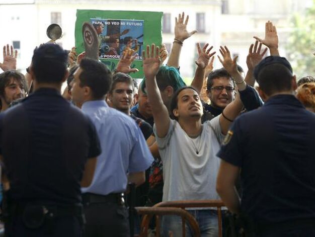 La carga policial contra los 'indignados' de Valencia, en im&aacute;genes

Foto: EFE