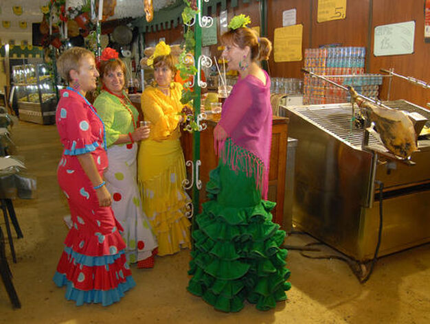 Un grupo de mujeres vestidas de flamenca en una de las casetasNume

Foto: Paco P./Sonia Ramos