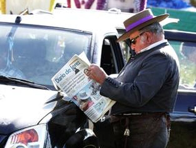 Un rociero leyendo en el Coto Diario de Jerez.

Foto: Pascual