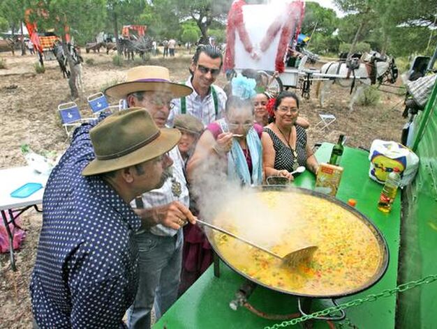 Un grupo de romeros prepara una paella durante un rengue

Foto: Pascual