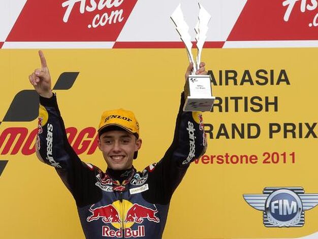 El piloto alem&aacute;n de 125cc Jonas Folger, del equipo Red Bull Ajo MotorSport, celebra su victoria en Gran Premio de Gran Breta&ntilde;a.

Foto: EFE