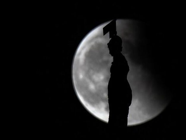 El Giraldillo con la luna al fondo.

Foto: Antonio Pizarro