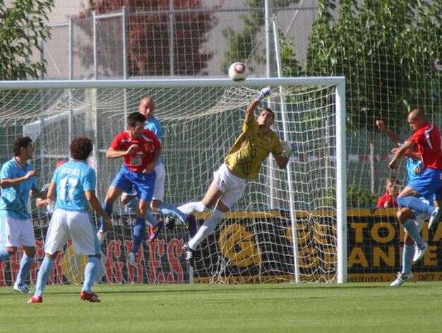 Los fallos defensivos castigan al San Fernando, que cae goleado en La Roda por 3-0. 

Foto: LOF