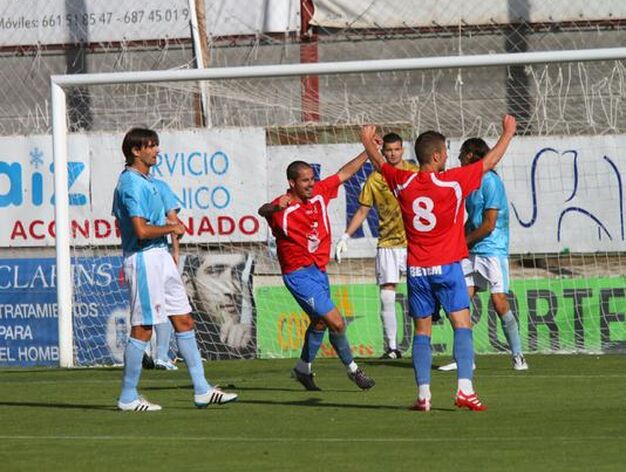 Los fallos defensivos castigan al San Fernando, que cae goleado en La Roda por 3-0. 

Foto: LOF