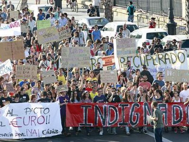 Unas 4.000 personas apoyan la manifestaci&oacute;n del 19-J en C&aacute;diz. /Julio Gonz&aacute;lez