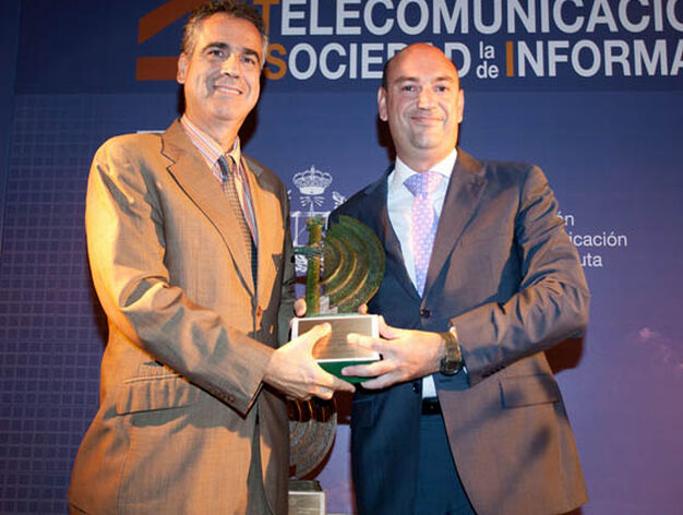 Carlos Bord&oacute;ns, director gerente de AICIA, entrega el premio a Antonio Tejada, CEO de Nostracom Telecomunicaciones, a la Innovaci&oacute;n Empresarial.