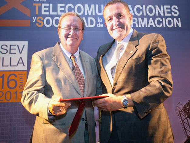 Isidoro Mart&iacute;n de la Rosa, vicepresidente de Asitano, entrega el premio a la labor humanitaria al representante de Andex.