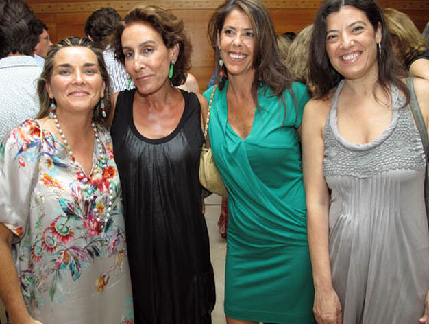 La dise&ntilde;adora de moda flamenca Delia N&uacute;&ntilde;ez Pol (Pol N&uacute;&ntilde;ez), Ana Molina, Myriam Borrero y Rosa Salas.

Foto: Victoria Ram&iacute;rez