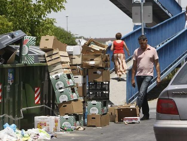 Los trabajadores de Urbaser garantizaron la retirada de basuras del hospital de Jerez, de los centros sanitarios, de los mercados y de los centros educativos de la ciudad. 

Foto: Juan Carlos Toro