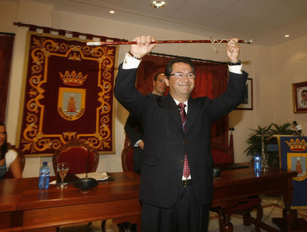 Antonio Pe&ntilde;a levanta el bast&oacute;n de mando tras ser proclamado alcalde. 

Foto: Borja Benjumeda