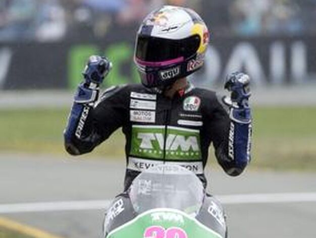 Sergio Gadea celebra su tercer puesto en el Gran Premio de Holanda de 125 cc.

Foto: EFE