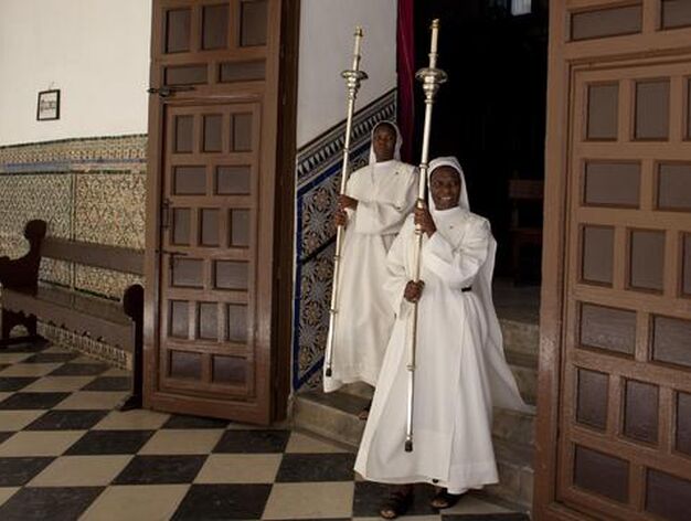 Las monjas de San Leandro danzan ante el Sant&iacute;simo.

Foto: Antonio Pizarro