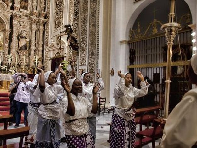 Las monjas de San Leandro danzan ante el Sant&iacute;simo.

Foto: Antonio Pizarro