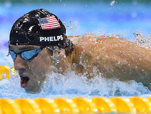 Phelps se cuelga su 21&ordf; medalla tras ganar el oro en los 100 mariposa