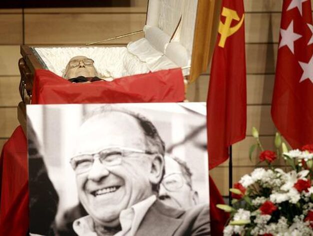 Los restos mortales de Santiago Carrillo, ex secretario general del PCE, en la sede de CCOO.

Foto: EFE