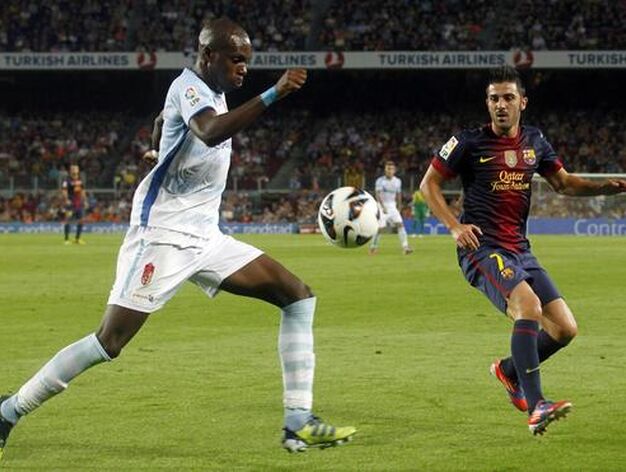 Nyom controla una pelota ante Villa. / Reuters