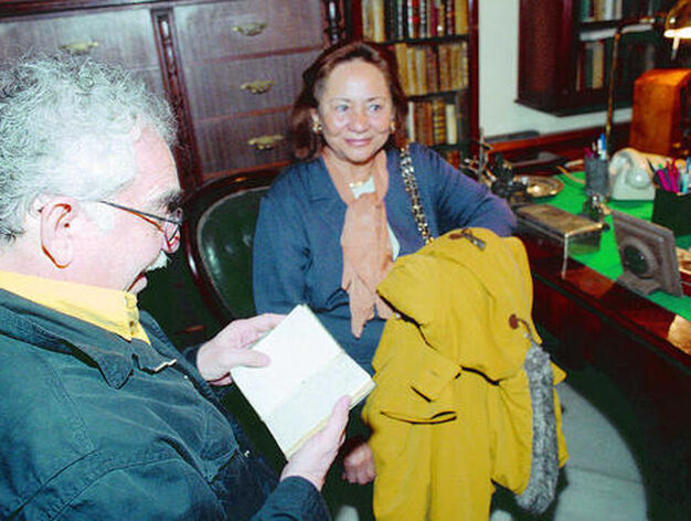 Garc&iacute;a M&aacute;rquez, junto a su esposa, durante una visita a Diario de C&aacute;diz en 1997. / Kiki