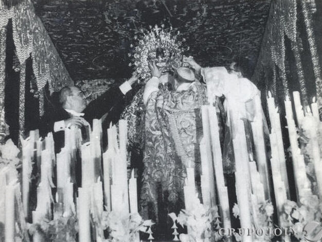 El cardenal Bueno Monreal durante la coronaci&oacute;n.