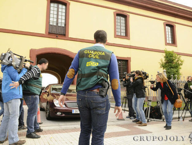 La Guardia Civil abandona la Diputaci&oacute;n de Sevilla tras el registro en el despacho del director de Carreteras y su detenci&oacute;n.


Foto: Ra&uacute;l Caro / EFE