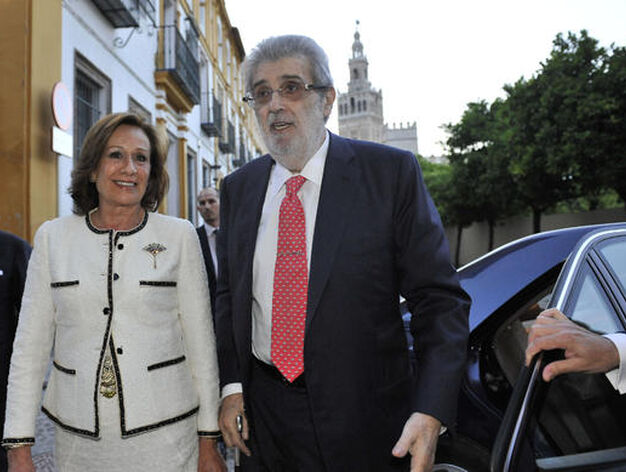 Lara con su esposa, Consuelo Garc&iacute;a Piriz, en el Patio de Banderas de Sevilla en 2014./ Juan Carlos V&aacute;zquez