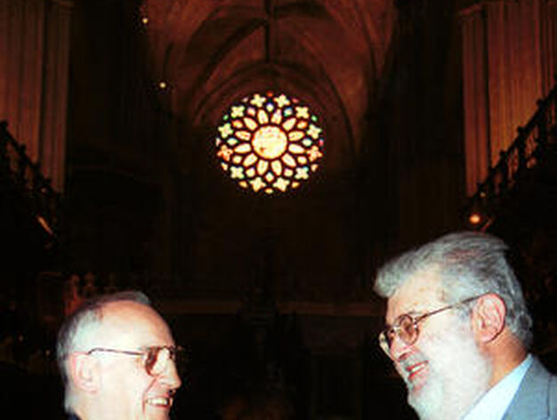 Con el maestro organista Jos&eacute; Enrique Ayarra, en la Catedral de Sevilla./ Juan Carlos V&aacute;zquez