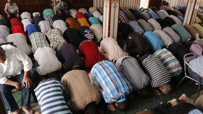 Fieles rezando en una mezquita.