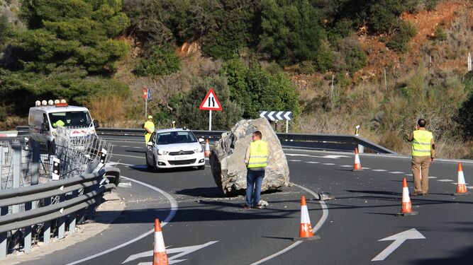 Empleados y técnicos señalizaron la vía para el paso alternativo a la zona de la carretera donde había caído la enorme piedra.