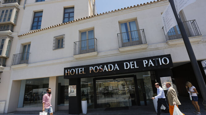 Varias personas pasan junto a un hotel en Málaga.