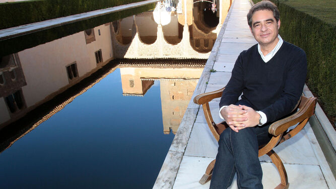 El arabista e investigador Juan Castilla Brazales, en el patio de los Arrayanes de la Alhambra.