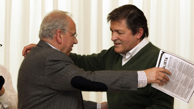 Alfonso Guerra da un abrazo al presidente de la gestora socialista, Javier Fernández, ayer en un acto en Gijón.