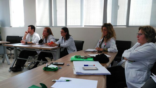 Imagen de la reunión de ayer entre la Junta de Personal y la gerente de los hospitales.