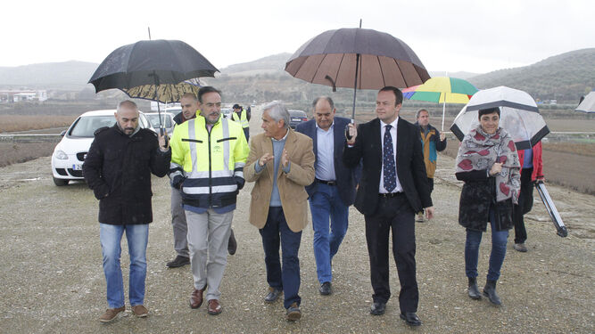 El consejero, la delegada de Fomento y el alcalde de Huétor visitan las obras.