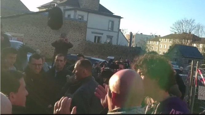 Un joven propina una bofetada al ex primer ministro Francés.