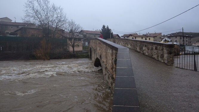 Puente de Arre, en Navarra, desde donde un hombre ha confesado haber tirado el cuerpo de su mujer tras estrangularla.