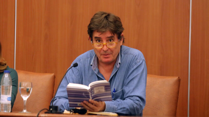 El poeta granadino Luis García Montero, en una lectura poética en la UGR.