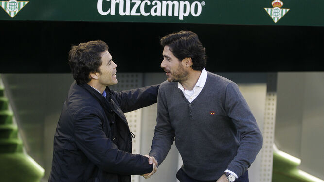 Víctor y Rubi se saludan antes del inicio del encuentro disputado en el estadio Benito Villamarín.
