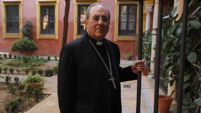Monseñor Asenjo en uno de los patios del Palacio Arzobispal.