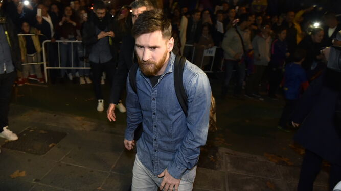 Messi, a la llegada al hotel de concentración en la capital hispalense.