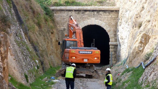 Técnicos de obra revisan las labores realizadas ayer en el túnel de San Francisco de Loja, dentro de la línea AVE Antequera-Granada.