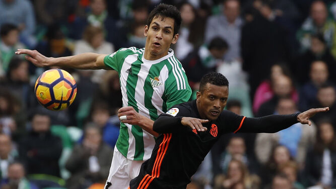 Mandi, jugador del Betis, y Nani del Valencia, disputándose un balón durante el partido de la pasada jornada.