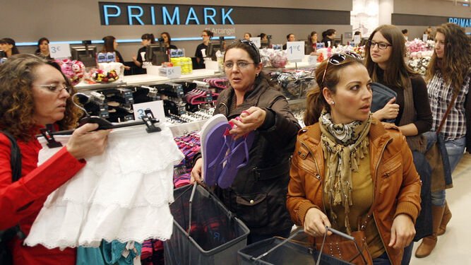 Mujeres comprando en el Primark de Córdoba