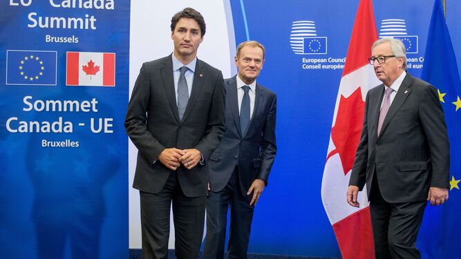 El primer ministro de Canadá, J. Trudeau, con el jefe del Consejo Europeo, D. Tusk.