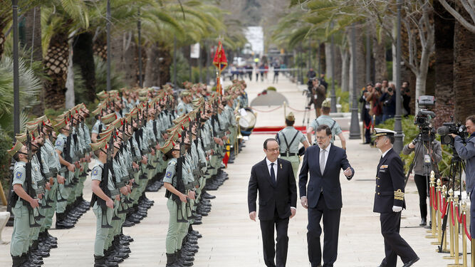 François Hollande y Mariano Rajoy pasan revista ayer a la Legión a su llegada a la cumbre hispano-francesa celebrada en Málaga.