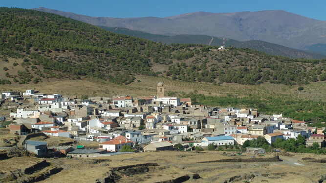 Vista de la localidad de Ferreira, con los bancales en primer término. Destaca el campanario de la iglesia.