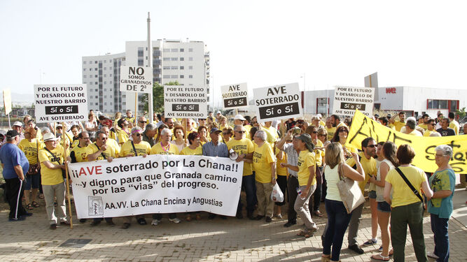 Una de las manifestaciones de la Marea Amarilla para pedir el soterramiento del AVE y la llegada de la Alta Velocidad.