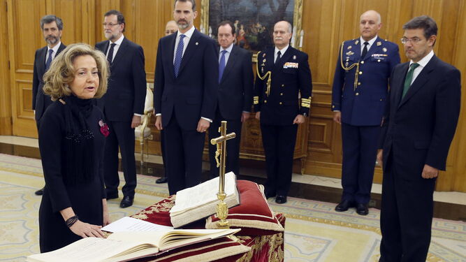 Consuelo Madrigal promete su cargo de fiscal general ante el Rey y Catalá.
