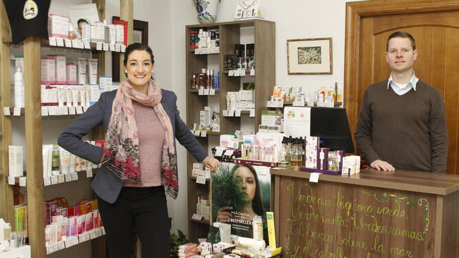 Gloria Casado junto a Sebastián, en la tienda de la calle Salamanca.