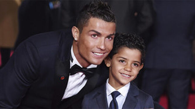 Cristiano Ronaldo con su hijo.