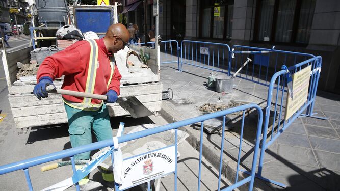 Un obrero realizando una obra de mantenimiento en la capital, ayer.